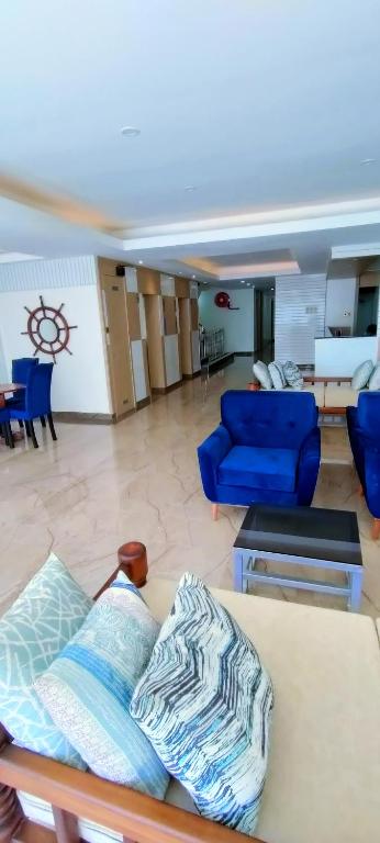 Posezení v ubytování Hays Suites Hotel