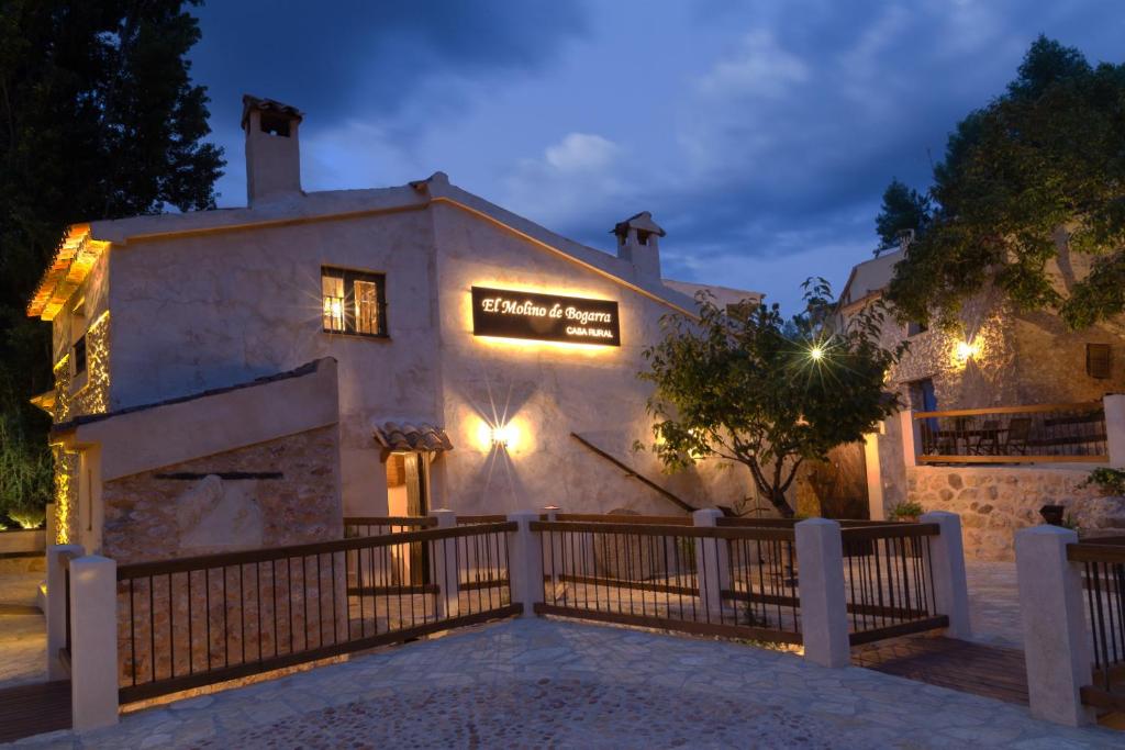 un edificio con una recinzione di fronte ad esso di notte di Casa rural El Molino de Bogarra a Bogarra