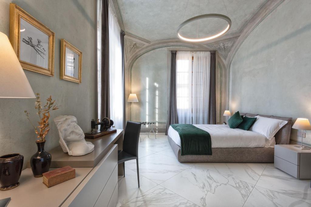 佛羅倫斯的住宿－Casa del Sarto，一间卧室配有一张床和一张书桌,配有一张四柱床
