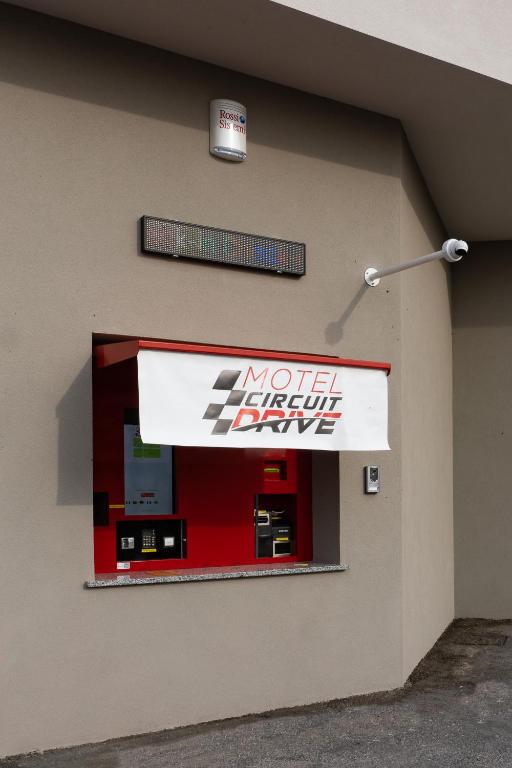 Certifikát, hodnocení, plakát nebo jiný dokument vystavený v ubytování MOTEL CIRCUIT DRIVE