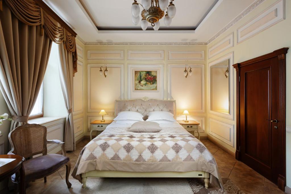 Postel nebo postele na pokoji v ubytování Chopin Hotel