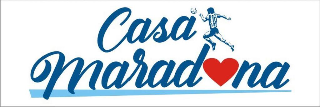 une affiche pour un club appelé "fin caramel" avec un homme et un cœur dans l'établissement Casa Maradona, à Naples