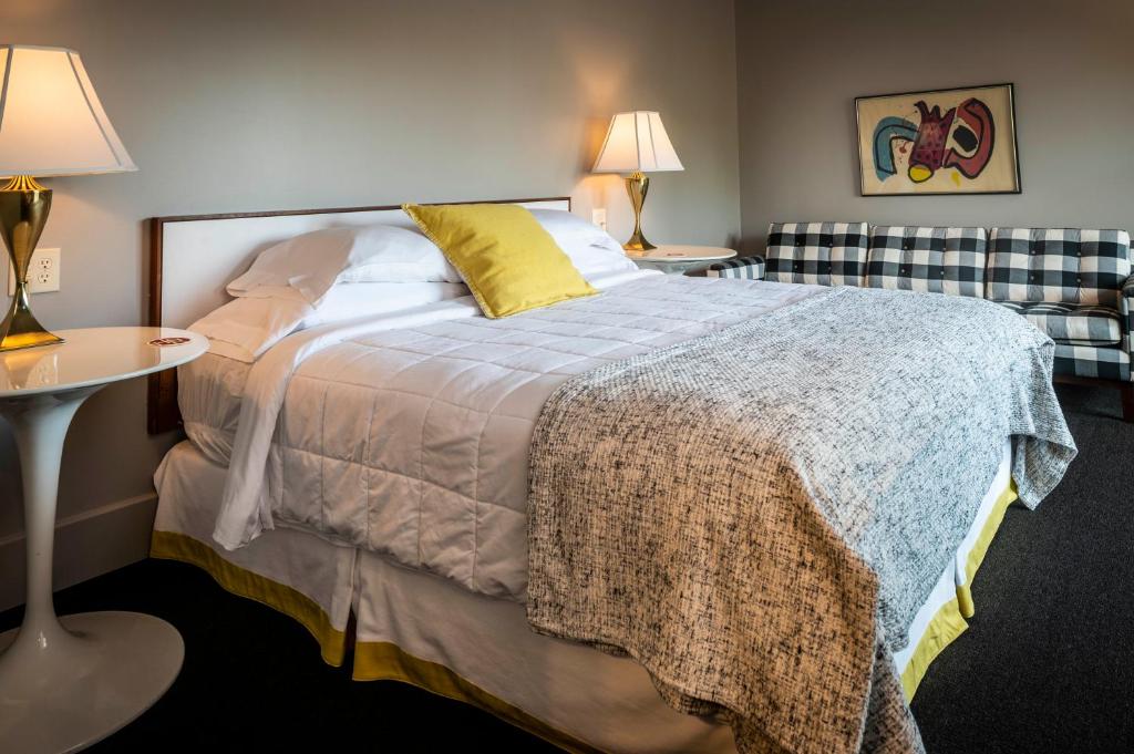 Hotel Broad Ripple - King Room With Balcony