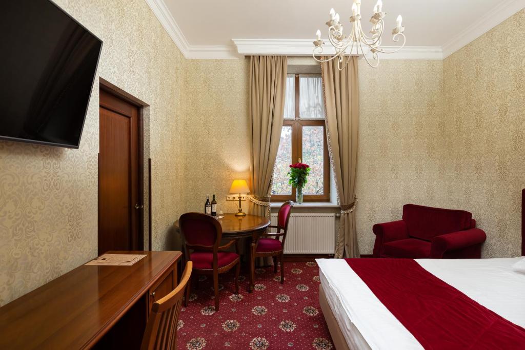 Postel nebo postele na pokoji v ubytování Chopin Hotel