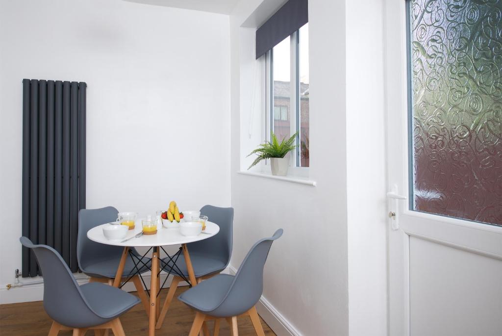 Thomson House - Sleeps 4 2 mins walk from Stockport train station and town centre