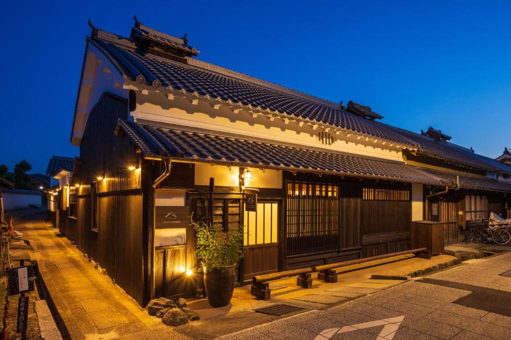 飞鸟BRANCHERA VILLA ASUKA - Accommodation Registered as a National Tangible Cultural Property的一栋建筑前有一盆盆栽