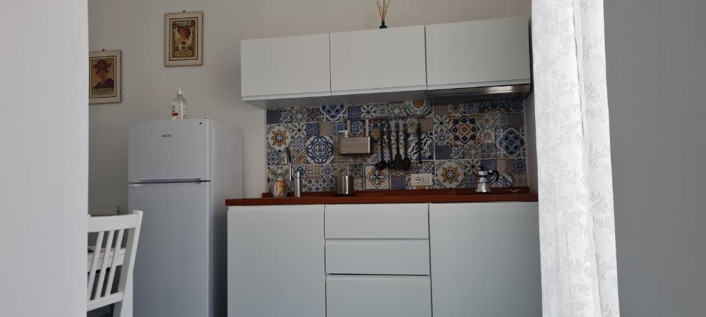 A kitchen or kitchenette at Napoli Blu Gardenia B&B