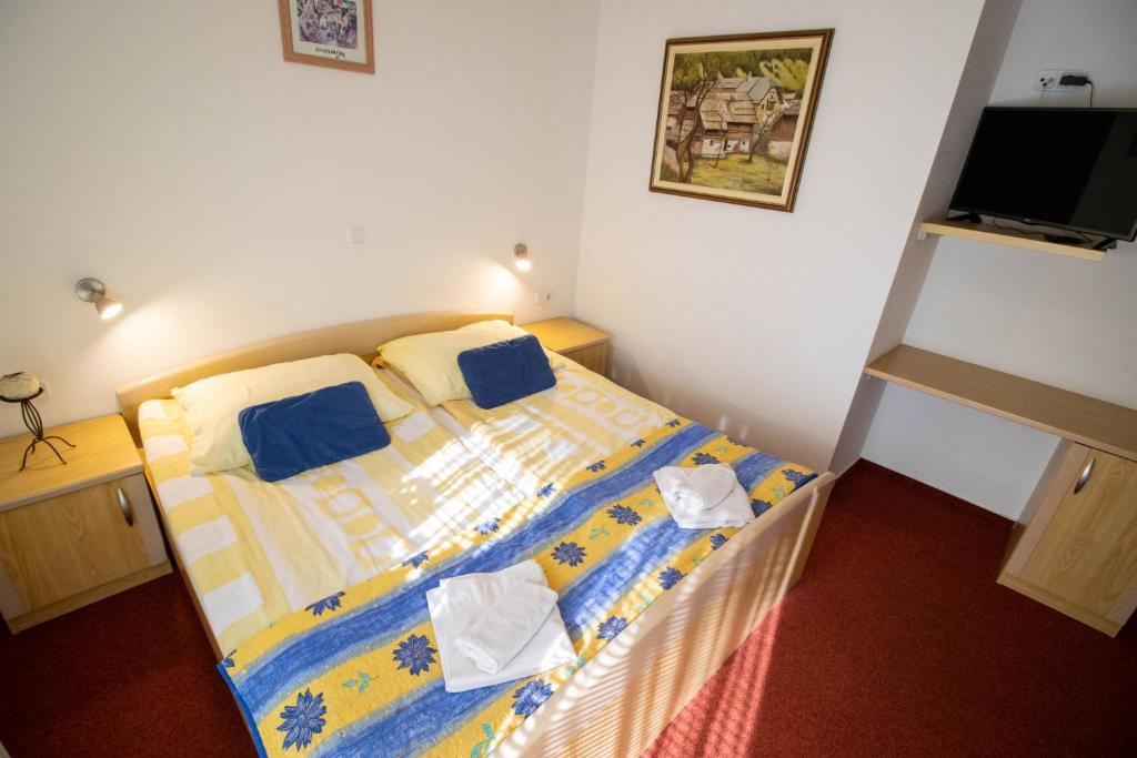 Postel nebo postele na pokoji v ubytování Rooms Cvitar - Center
