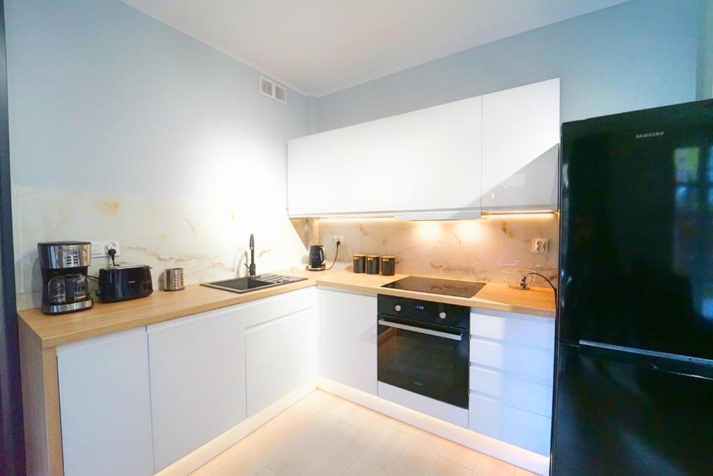 Kuchyňa alebo kuchynka v ubytovaní Apartamenty EverySky - Mickiewicza 30