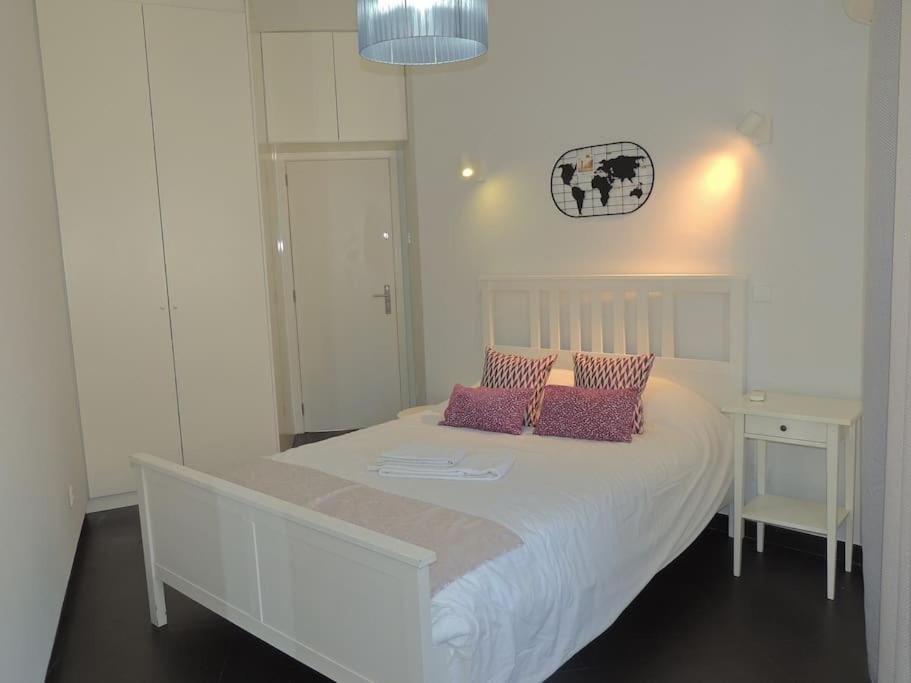 - une chambre avec un lit blanc et 2 oreillers dans l'établissement Rendez Vous Porto II, à Porto