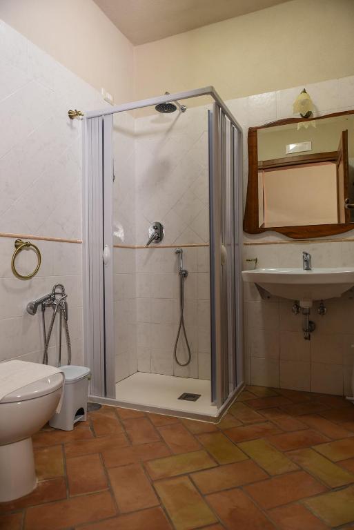 Casa Vacanze Nicola e Lina - Camera Quadrupla Economy Con Bagno In Comune