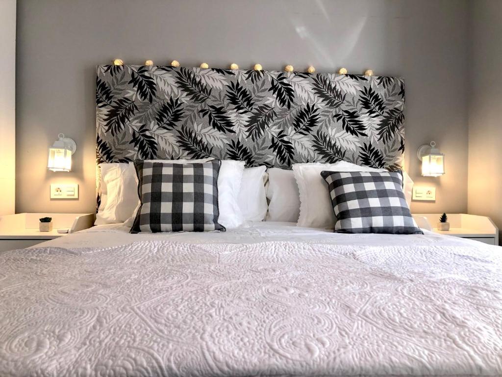 A bed or beds in a room at GATU PREMIUM La Casa del Arco con wifi, aire acc, terraza ," Preferente mayores de 25 años y familias "