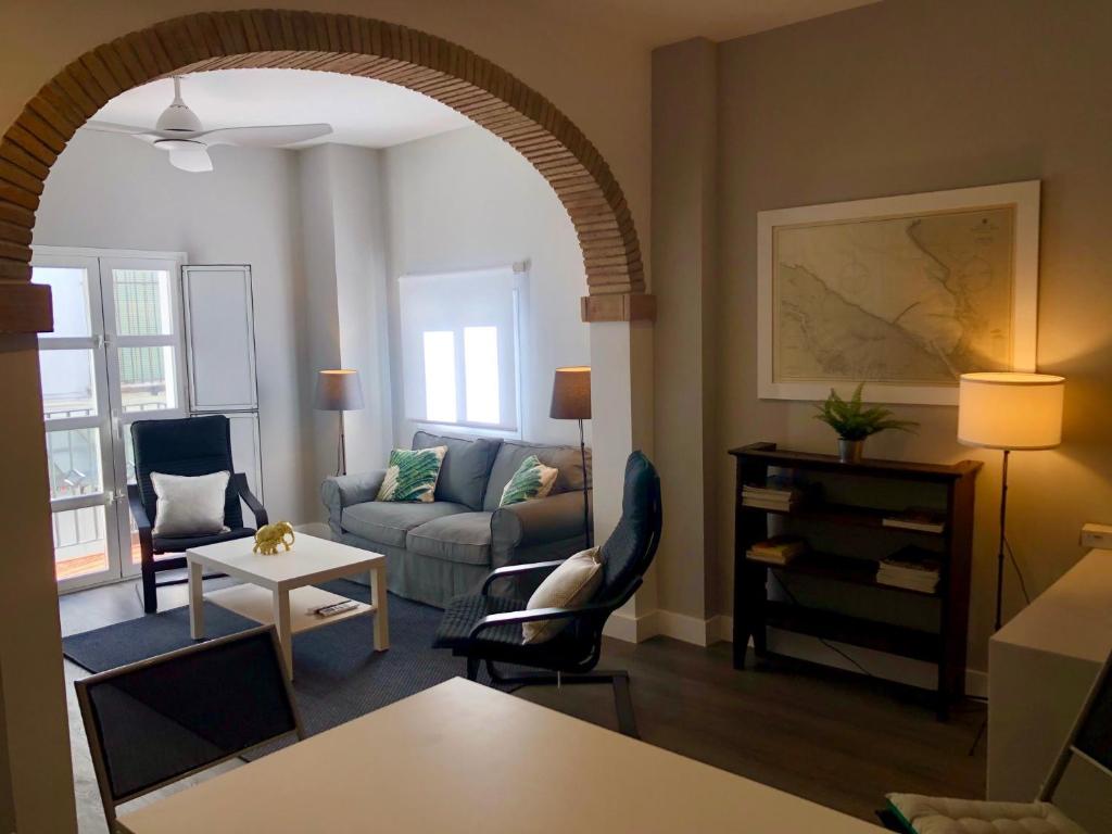 A seating area at GATU PREMIUM La Casa del Arco con wifi, aire acc, terraza ," Preferente mayores de 25 años y familias "