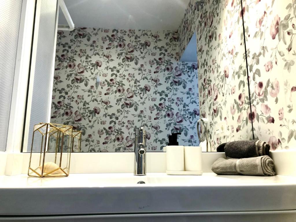 A bathroom at GATU PREMIUM La Casa del Arco con wifi, aire acc, terraza ," Preferente mayores de 25 años y familias "