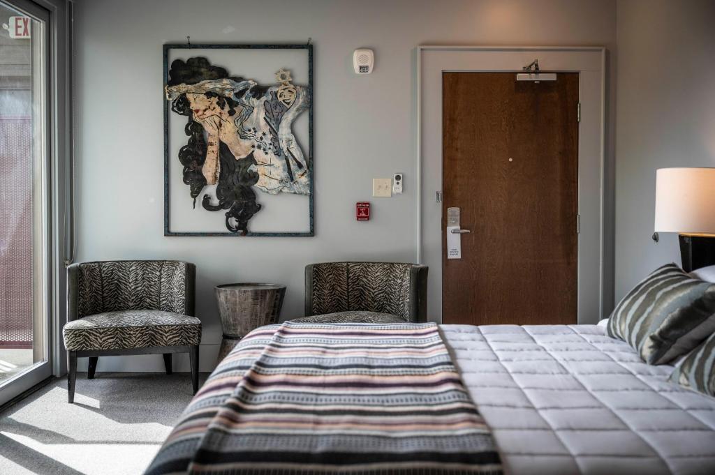 Hotel Broad Ripple - King Room With Balcony