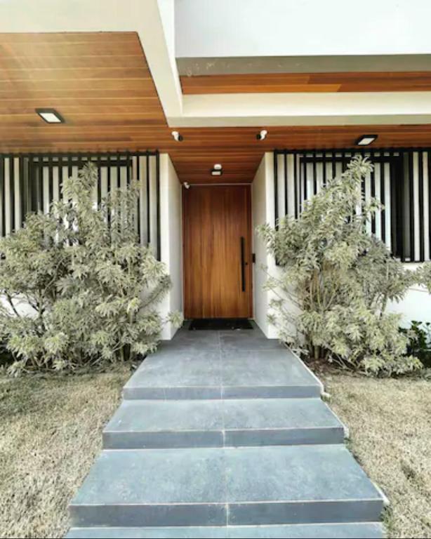 A fachada ou entrada em Village dos Gerânios