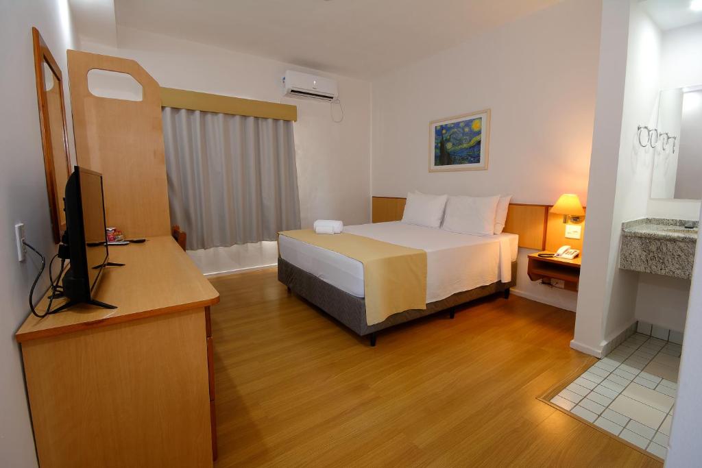 En eller flere senge i et værelse på Fênix Hotel Limeira