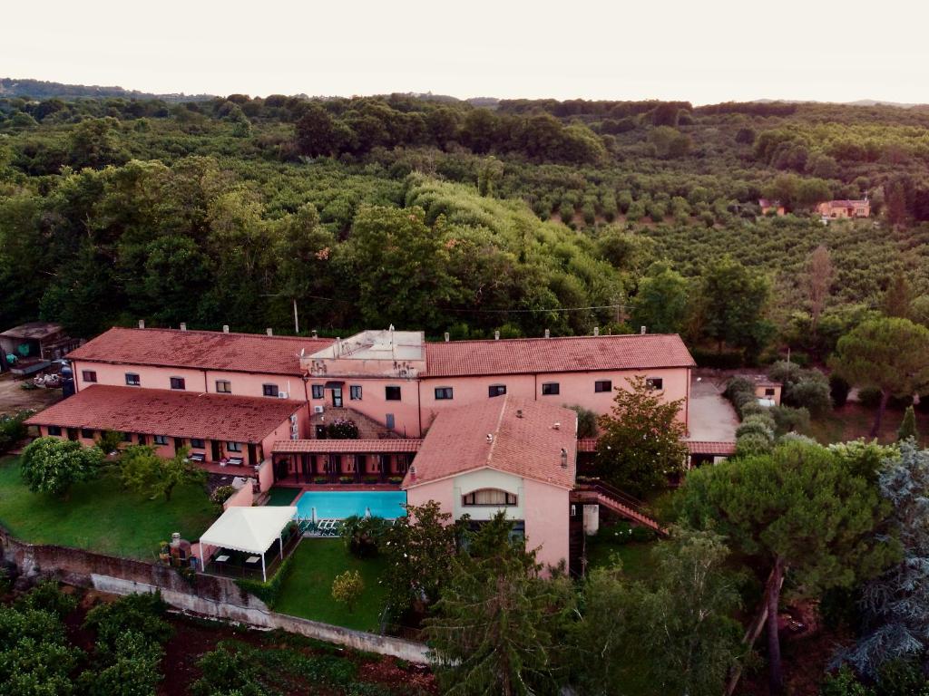 una vista aerea di una casa con piscina di Agriturismo Montefosco a Sutri