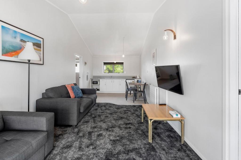 TV a/nebo společenská místnost v ubytování Lake Lodge Motel Rotorua