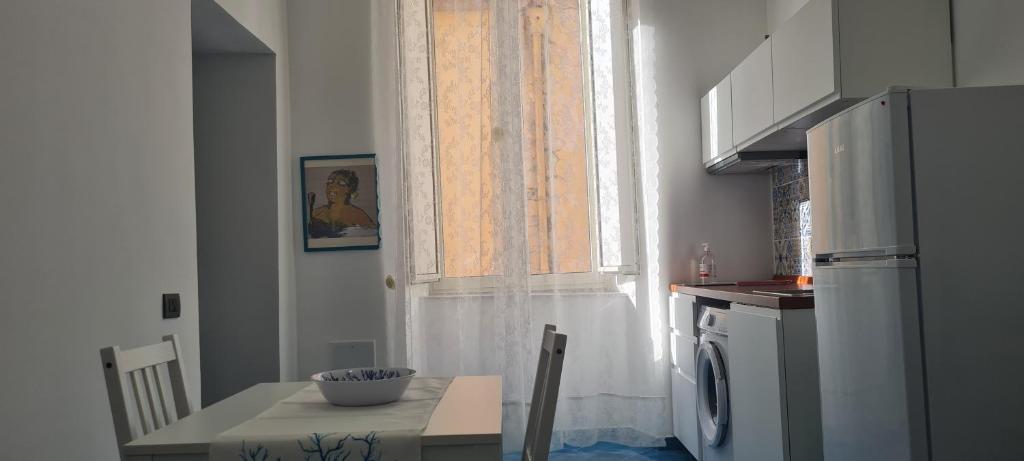 A kitchen or kitchenette at Napoli Blu Gardenia B&B