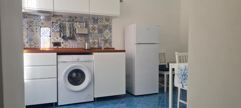 A kitchen or kitchenette at Napoli Blu Gardenia B&B
