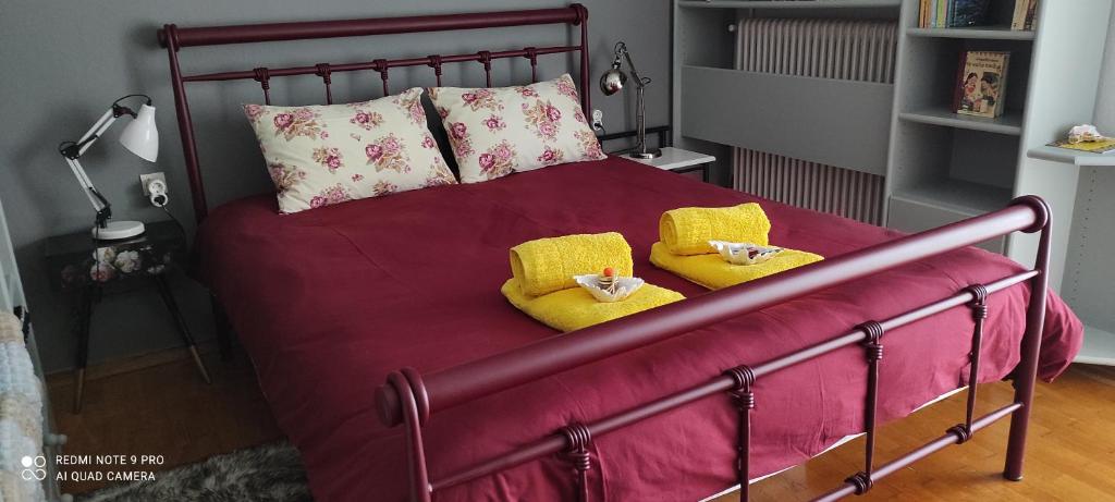 łóżko z dwoma żółtymi poduszkami na górze w obiekcie Areti' s Home w mieście Wolos