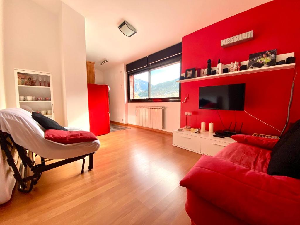 een rode woonkamer met een rode muur bij Orquídea 7.3 in El Tarter