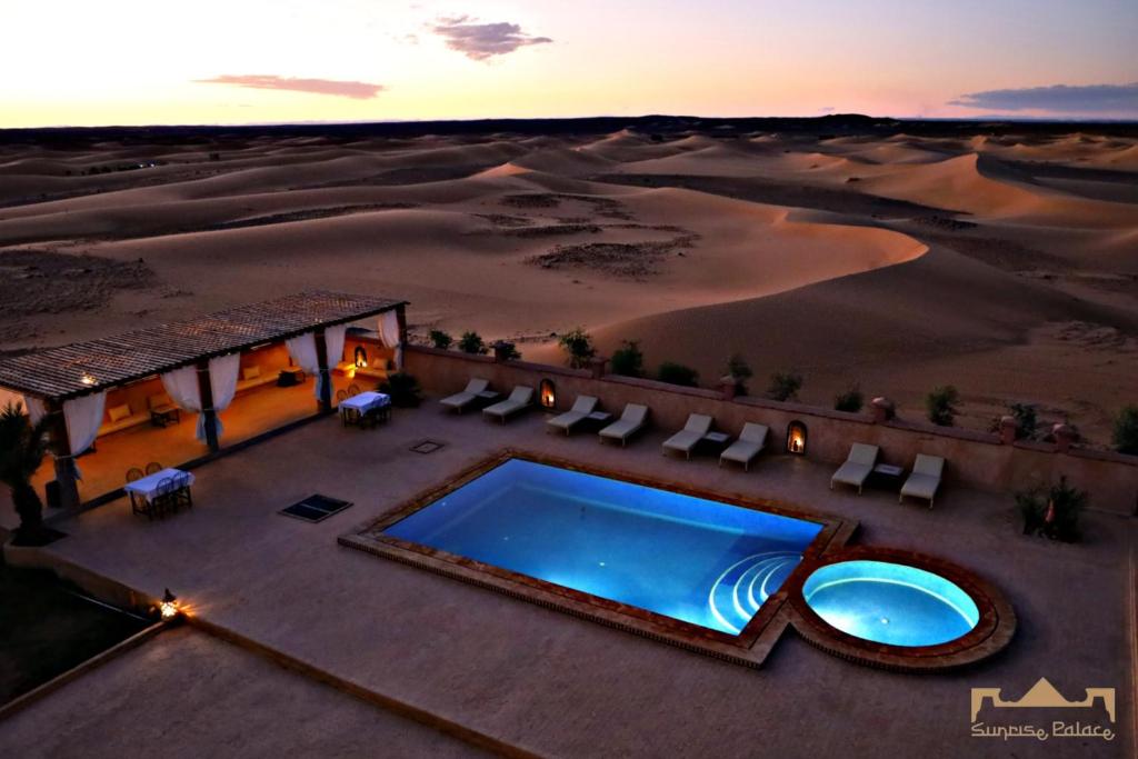 eine Luftansicht eines Resorts in der Wüste in der Unterkunft Sunrise Palace Merzouga in Merzouga