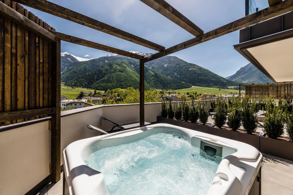 Nespecifikovaný výhled na hory nebo výhled na hory při pohledu z hotelu