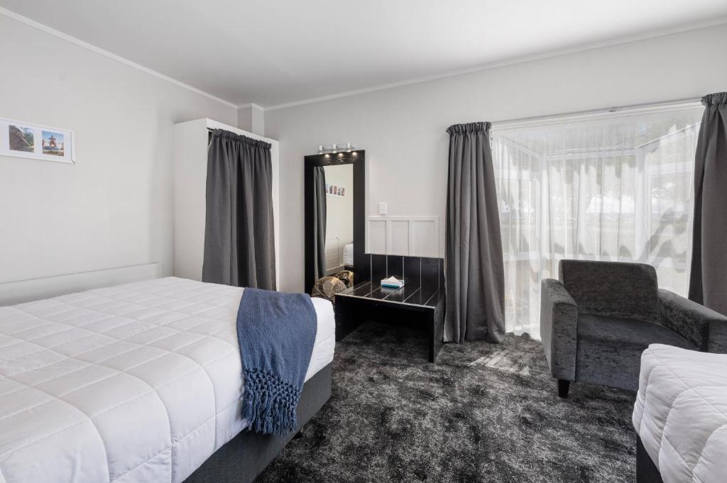 Postel nebo postele na pokoji v ubytování Lake Lodge Motel Rotorua