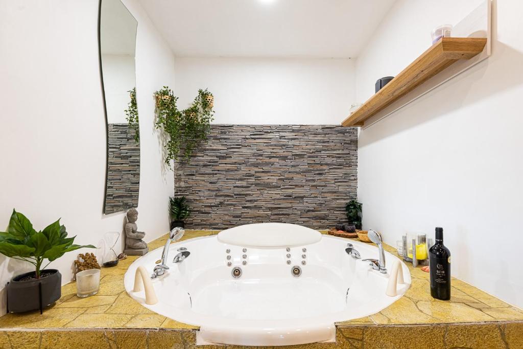 uma casa de banho com uma banheira branca num quarto em Maul - Lator Présbár és Bortrezor em Villány