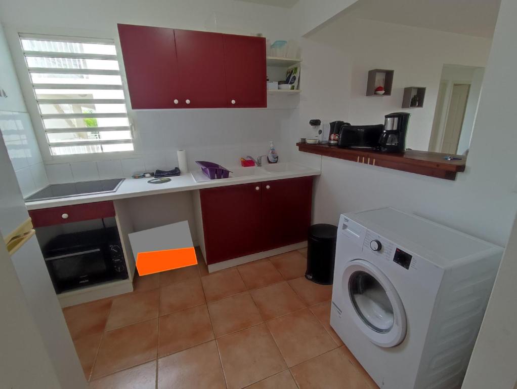 a kitchen with a washer and a washing machine at KAZADIDOU - Résidence Grand Cap - Vue Mer et Montagne - Piscine in Le Gosier