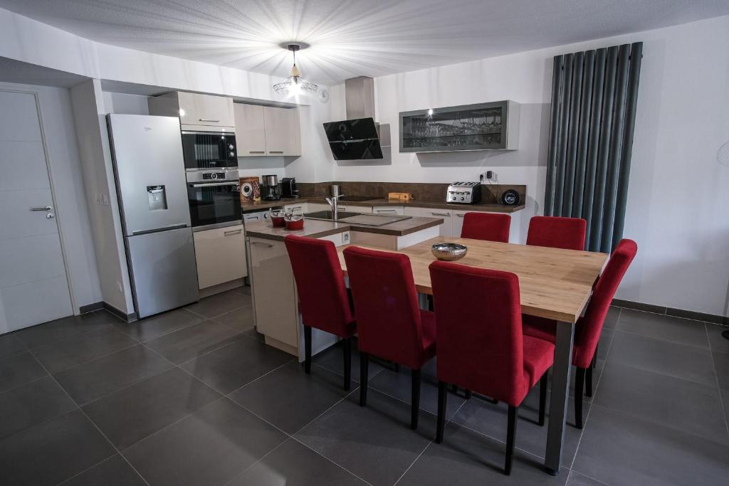SUPERB apt with BALCONY in BRIANÇON的厨房或小厨房