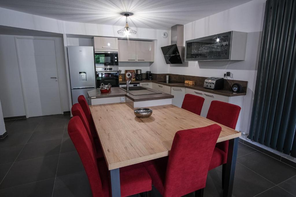 SUPERB apt with BALCONY in BRIANÇON的厨房或小厨房