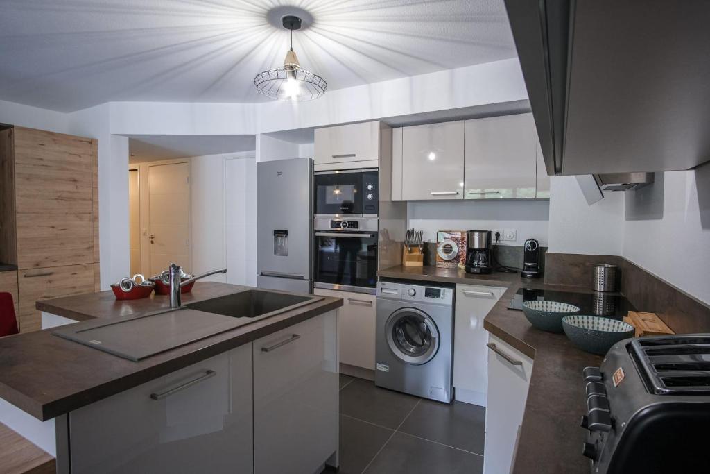 SUPERB apt with BALCONY in BRIANÇON的厨房或小厨房