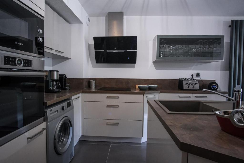 SUPERB apt with BALCONY in BRIANÇON的厨房或小厨房