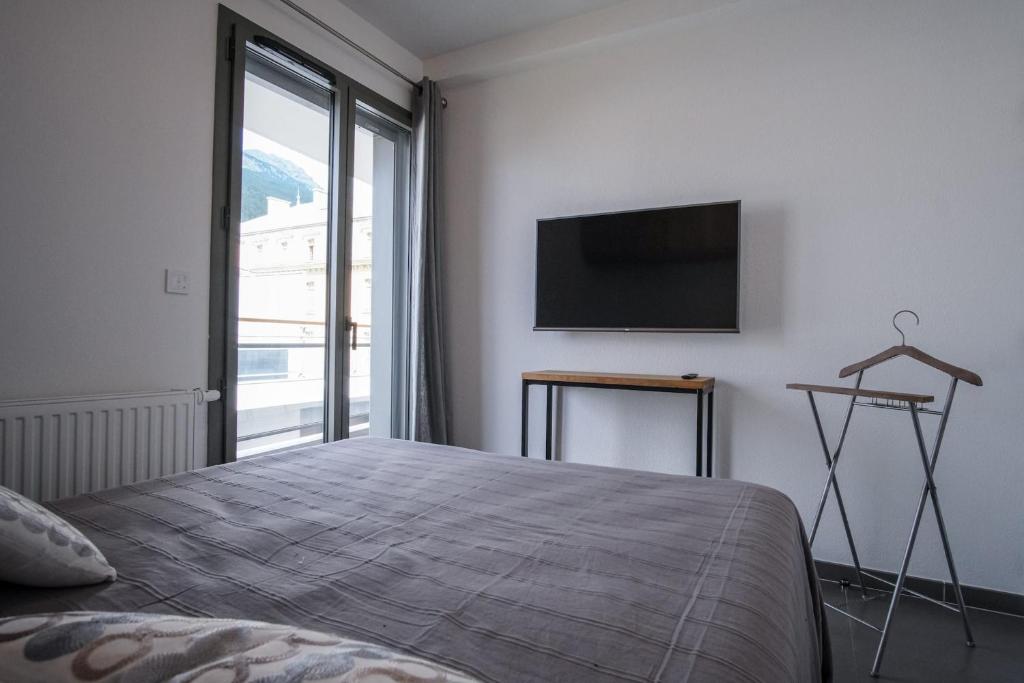 SUPERB apt with BALCONY in BRIANÇON的电视和/或娱乐中心