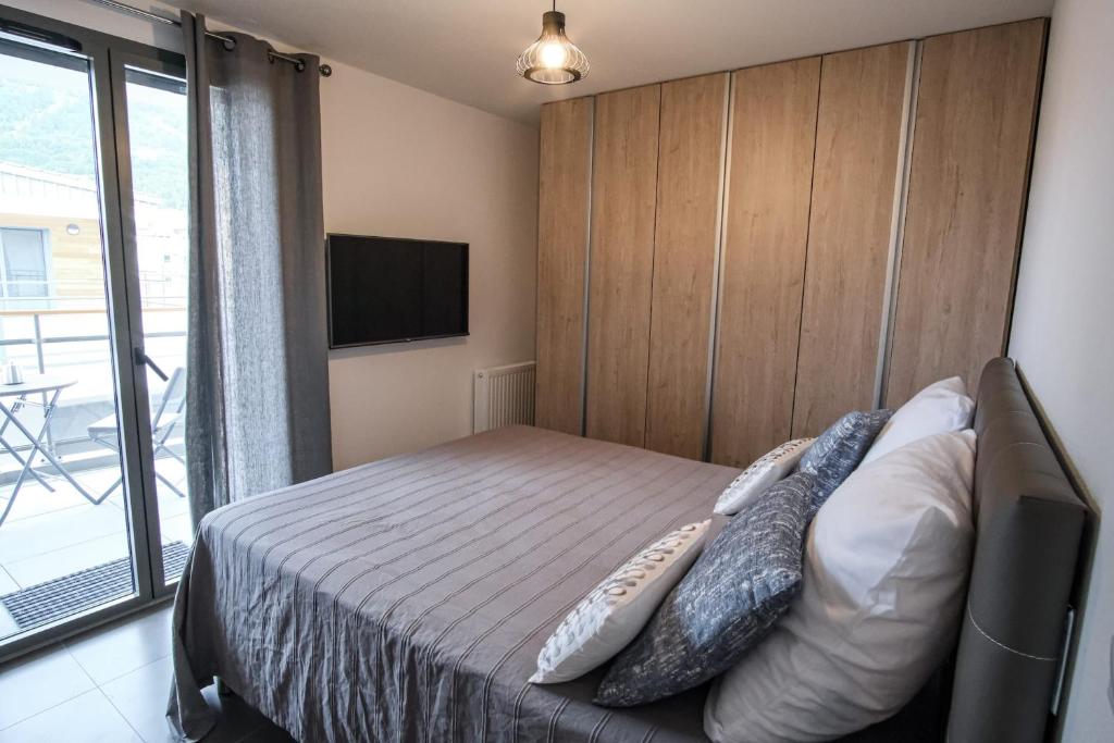 SUPERB apt with BALCONY in BRIANÇON客房内的一张或多张床位