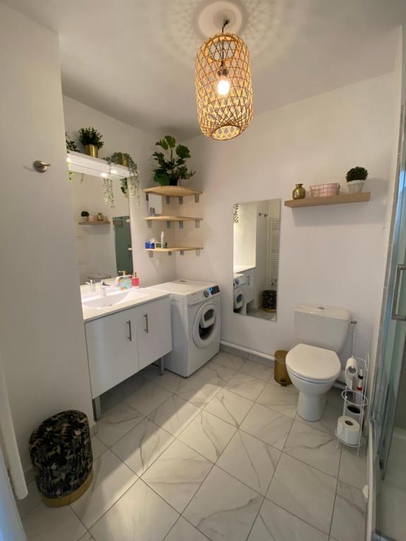 een badkamer met een wastafel en een wasmachine bij Nouveau F2 au calme proche Paris in Montigny-lès-Cormeilles