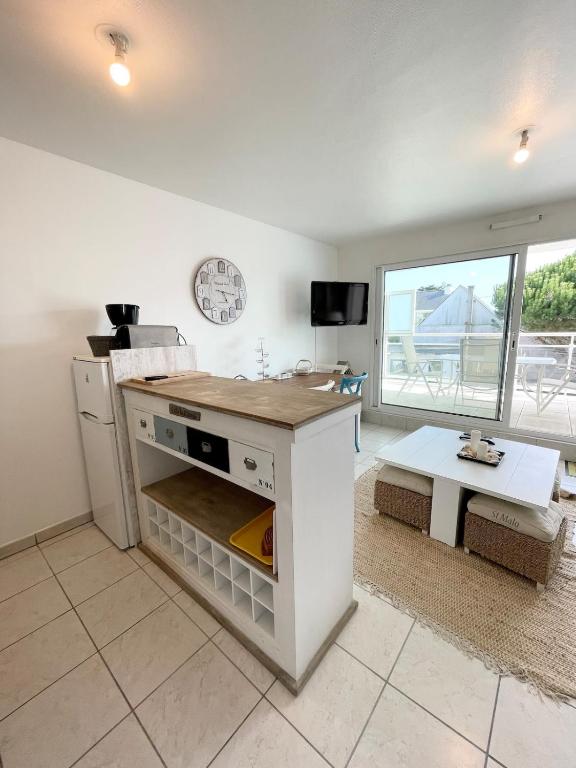 a kitchen with a counter and a table at Charmant T2 À 50m de locéan in Ploemeur