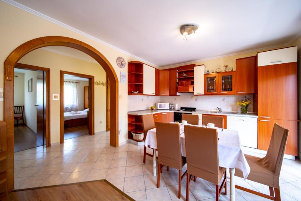 Kuchyňa alebo kuchynka v ubytovaní Apartment in Lopar with balcony, air conditioning, WiFi, washing machine (4886-2)
