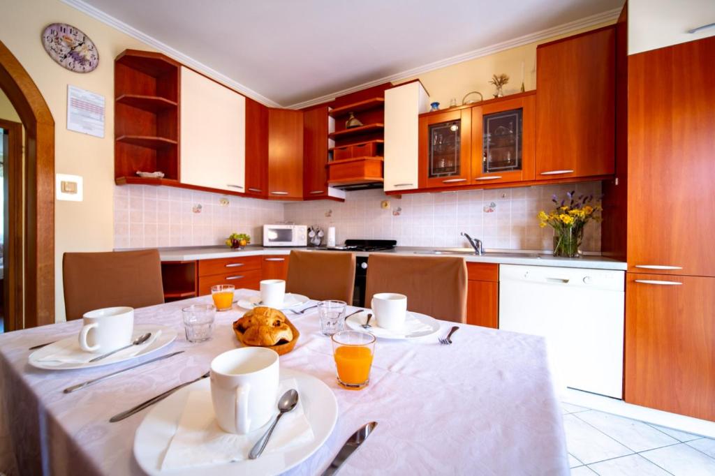 Kuchyňa alebo kuchynka v ubytovaní Apartment in Lopar with balcony, air conditioning, WiFi, washing machine (4886-2)