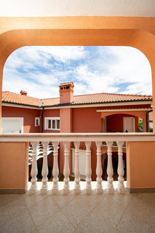 Balkón alebo terasa v ubytovaní Apartment in Lopar with balcony, air conditioning, WiFi, washing machine (4886-2)