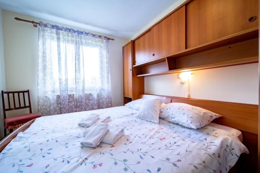 Posteľ alebo postele v izbe v ubytovaní Apartment in Lopar with balcony, air conditioning, WiFi, washing machine (4886-2)