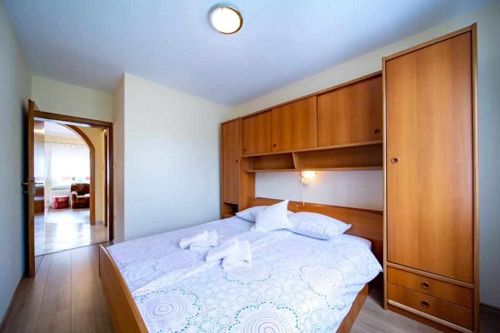 Posteľ alebo postele v izbe v ubytovaní Apartment in Lopar with balcony, air conditioning, WiFi, washing machine (4886-2)