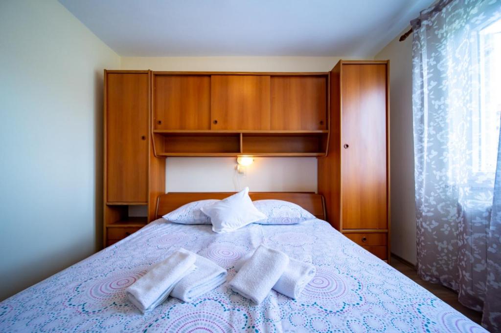 Posteľ alebo postele v izbe v ubytovaní Apartment in Lopar with balcony, air conditioning, WiFi, washing machine (4886-2)