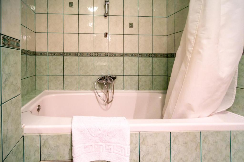 Kúpeľňa v ubytovaní Apartment in Lopar with balcony, air conditioning, WiFi, washing machine (4886-2)