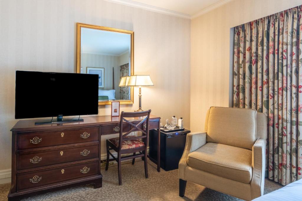 Mayflower Park Hotel - Deluxe Queen Room With Two Queen Beds