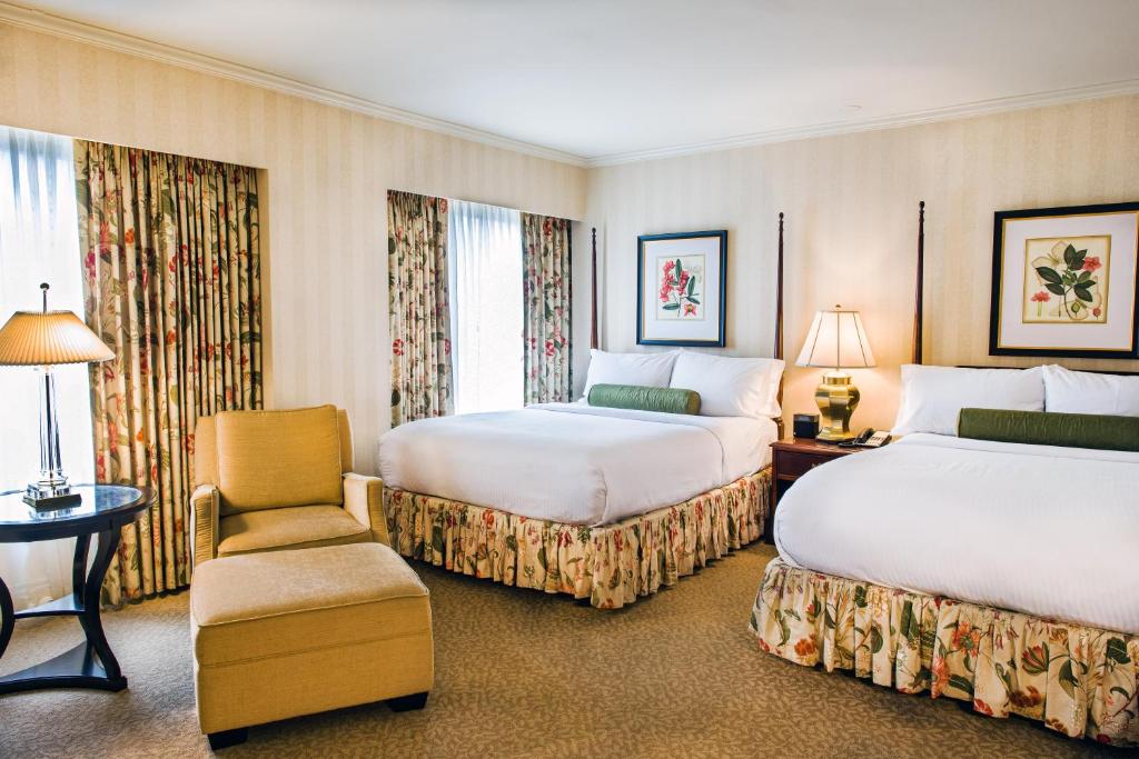 Mayflower Park Hotel - 