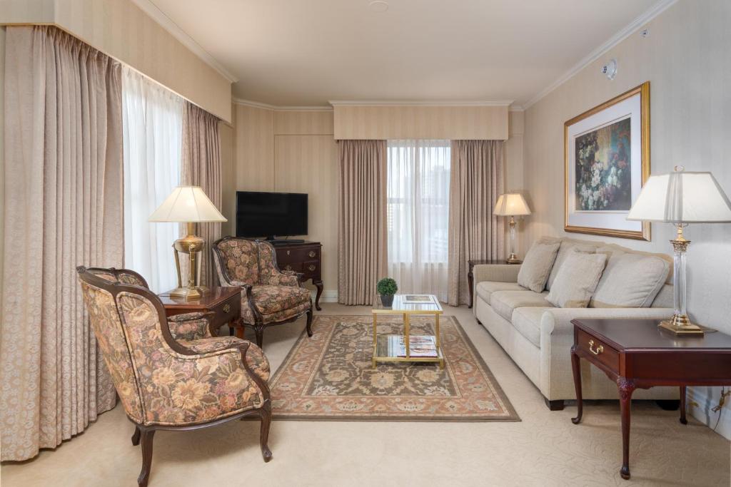 Mayflower Park Hotel - 